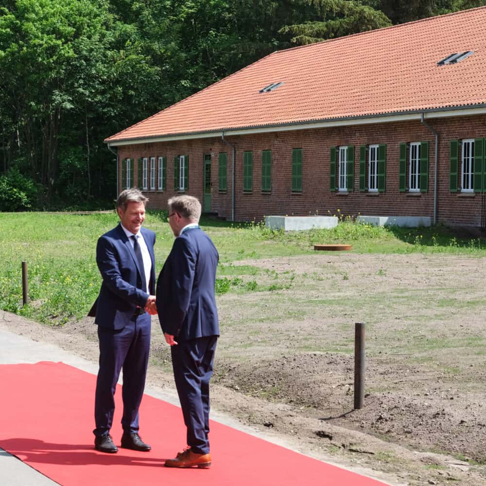 Direktør Claus Kjeld Jensen byder Tysklands vicekansler, Robert Habeck, velkommen