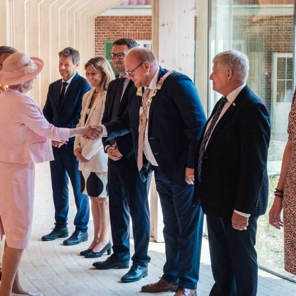 H.M. Dronningen hilser på Vardes borgmester Mads Sørensen